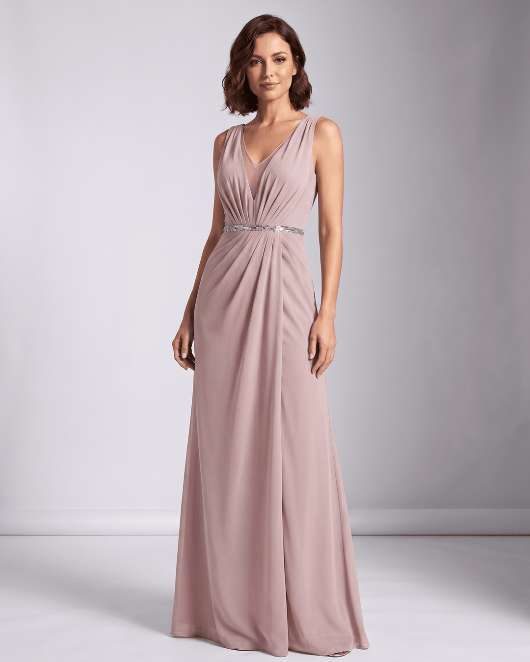 Vestido largo Elara de mujer, elegancia fluida, escote V, sin mangas, ideal para bodas y fiestas elegantes.