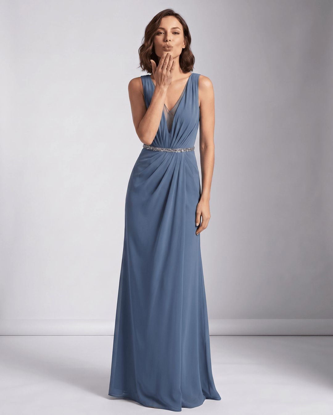 Vestido maxi formal para mujer, con escote V y diseño plisado, moda femenina para eventos especiales.