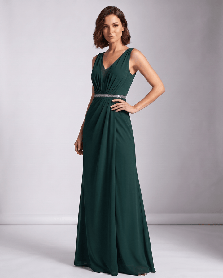 Vestido maxi plisado para mujer, con caída fluida, escote V y diseño sin mangas, moda elegante femenina.