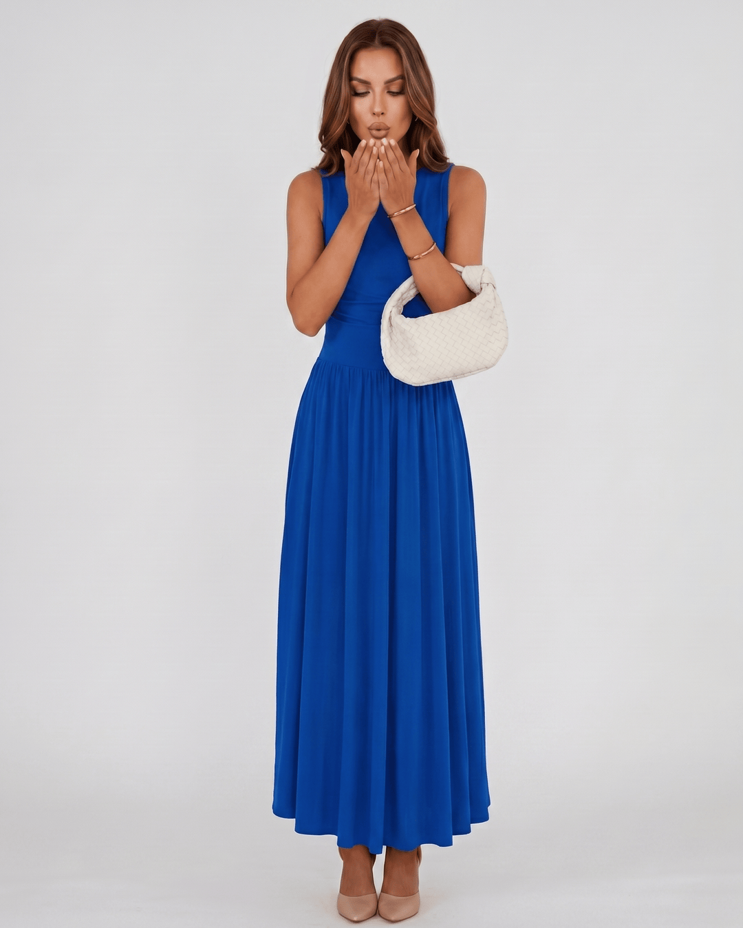 Vestido de fiesta Aurelia, corte maxi y sin mangas, ideal para eventos de verano.