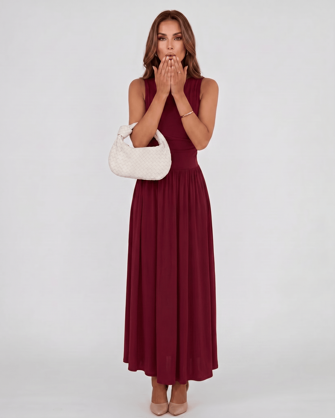 Vestido de noche Aurelia sin mangas, corte maxi, un estilo elegante para cualquier evento especial.