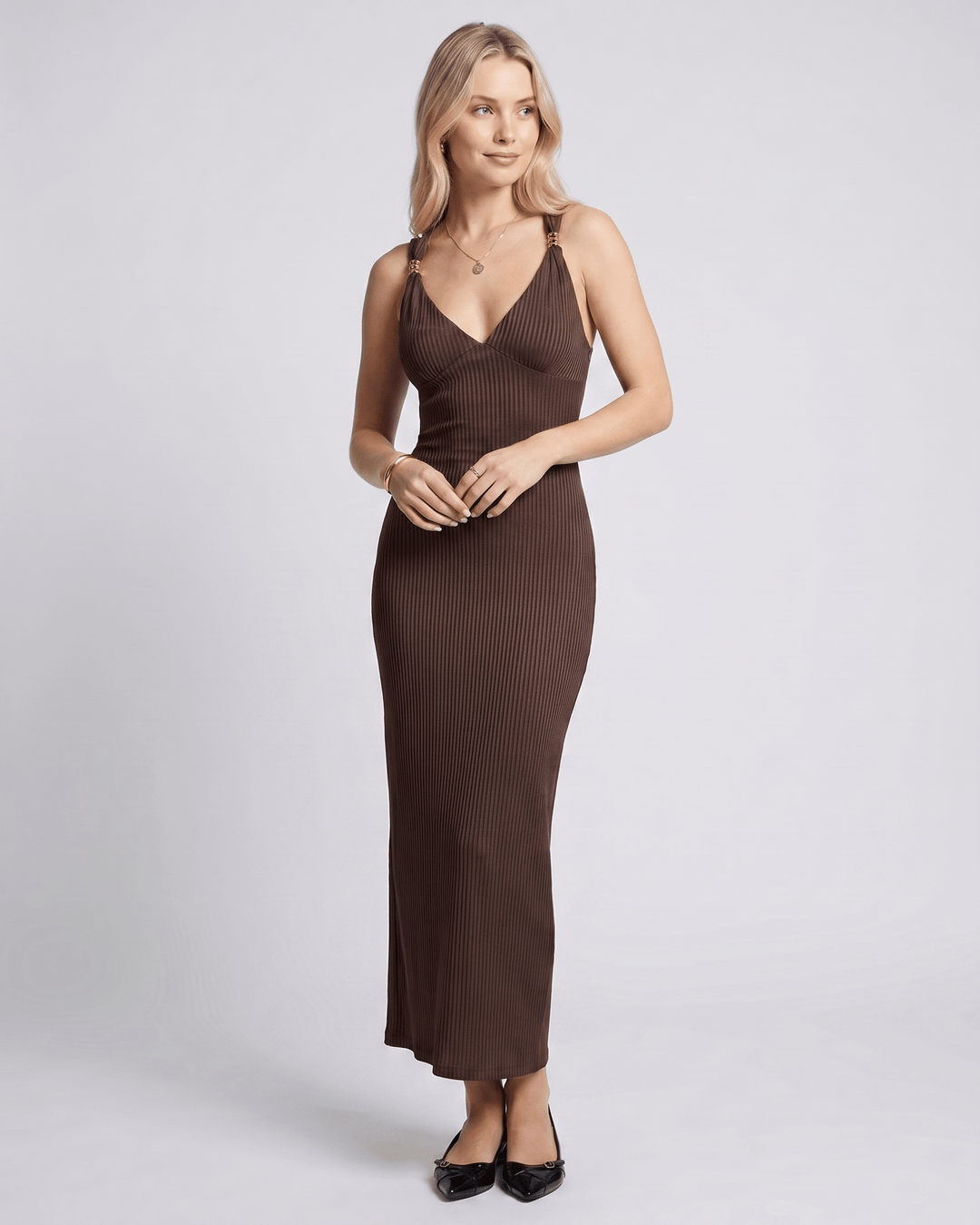Vestido de noche elegante con escote en V, estilo maxi moderno y ajuste ceñido para mujer.