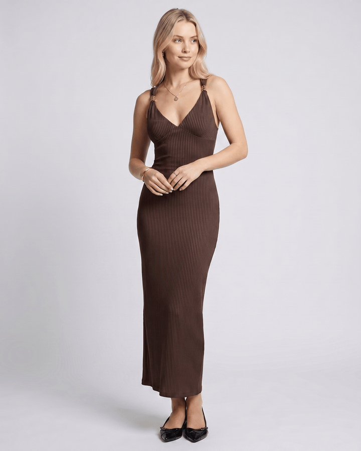 Vestido de noche elegante con escote en V, estilo maxi moderno y ajuste ceñido para mujer.