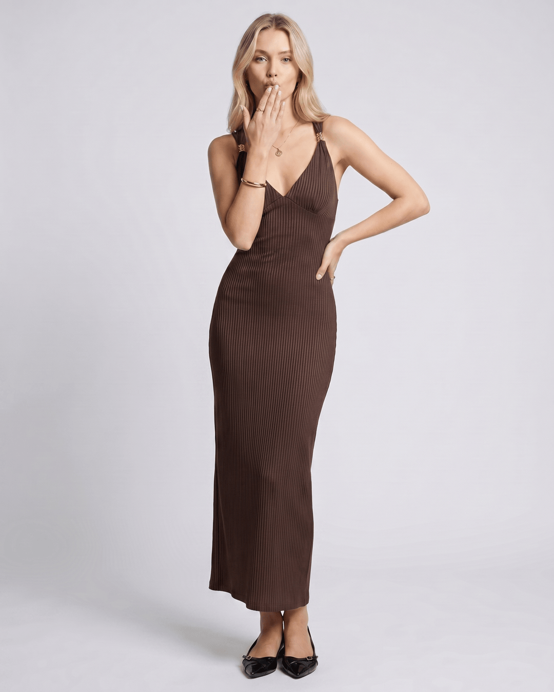 Vestido largo de mujer ceñido, con escote en V. Ideal como invitada de boda o vestido de fiesta.