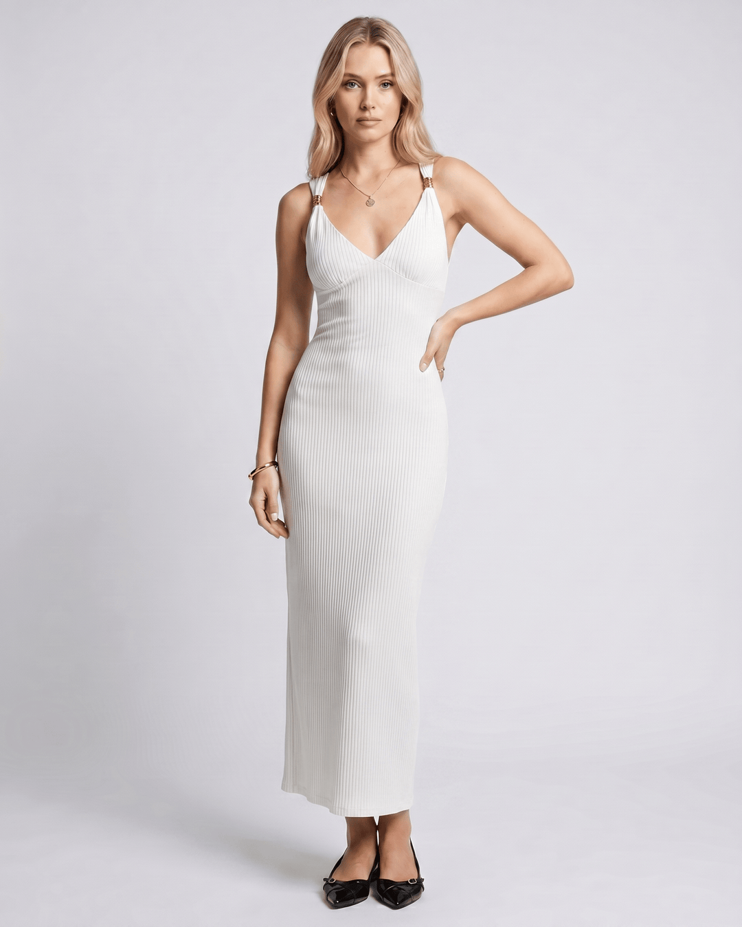 Vestido de mujer ceñido, maxi y elegante, con escote en V. Perfecto para una ocasión especial de noche.
