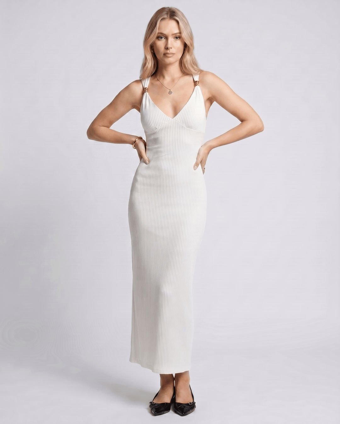 Vestido largo de fiesta para mujer, escote en V, sin mangas. Diseño ceñido y moderno para invitada.