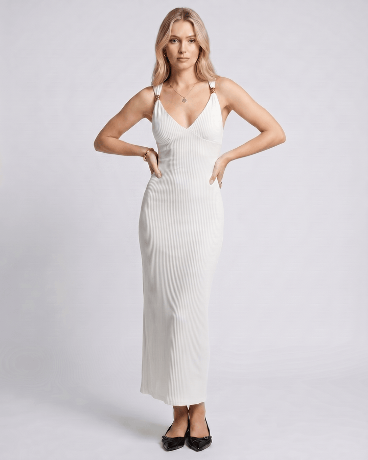 Vestido largo de fiesta para mujer, escote en V, sin mangas. Diseño ceñido y moderno para invitada.