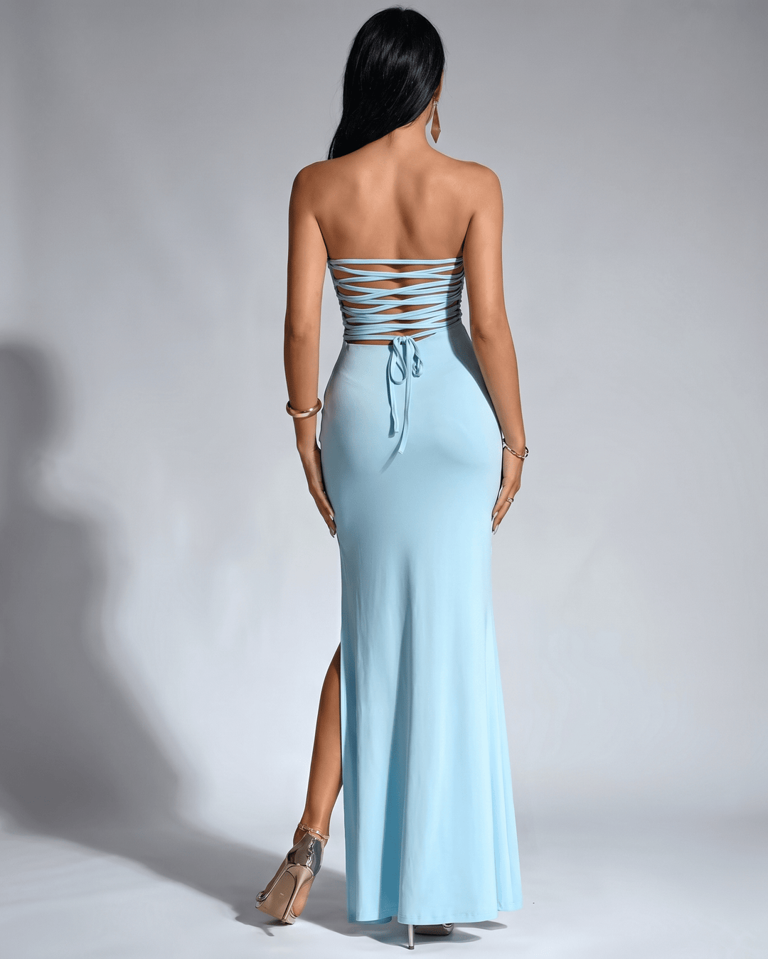 Vestido de gala sin tirantes para invitada de boda, silueta ceñida chic y sofisticada.