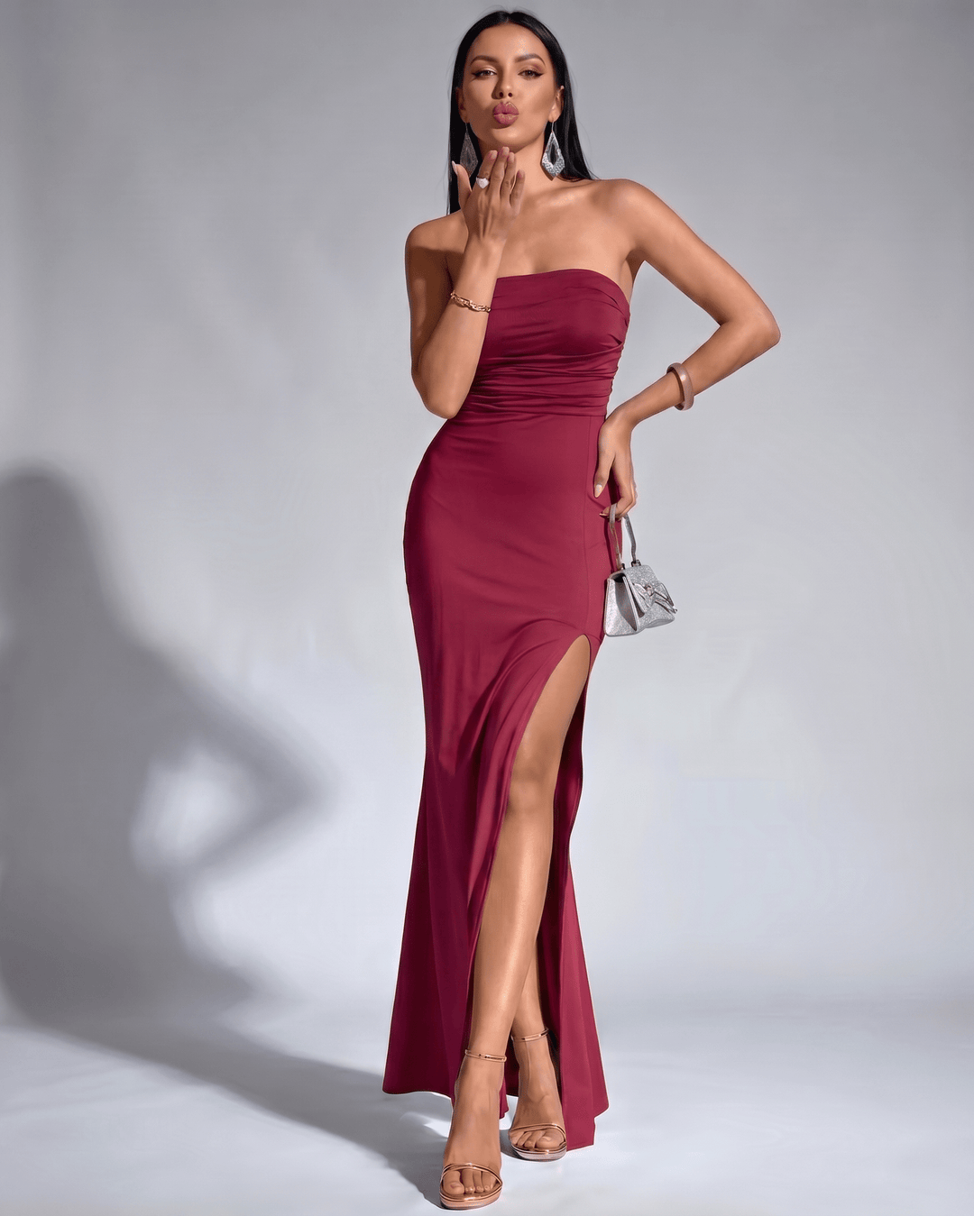Vestido maxi de verano sin tirantes, cómodo y con estilo sofisticado para mujer elegante.
