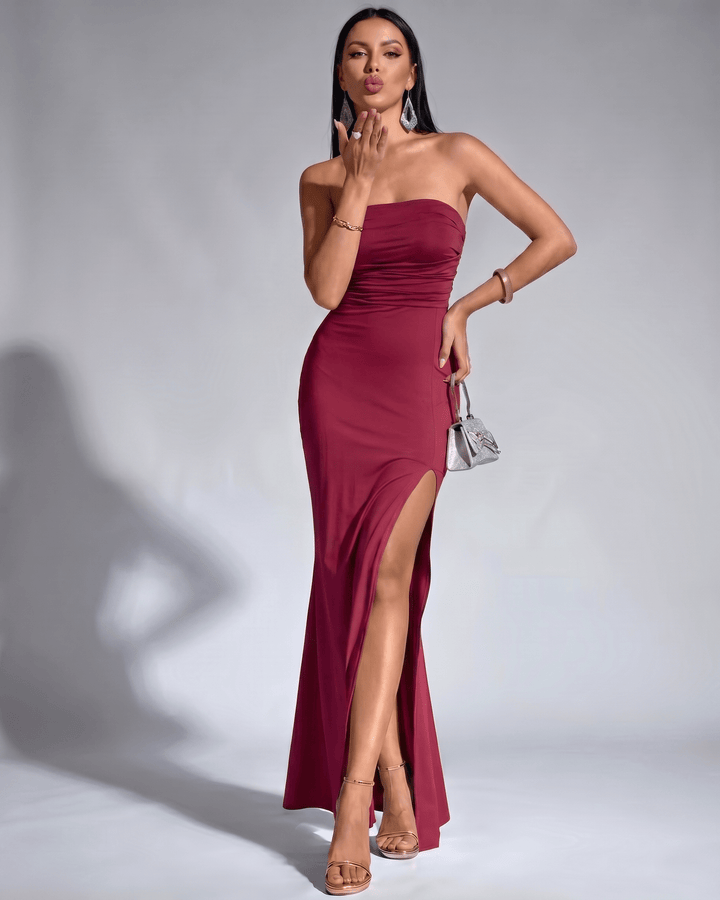 Vestido maxi de verano sin tirantes, cómodo y con estilo sofisticado para mujer elegante.