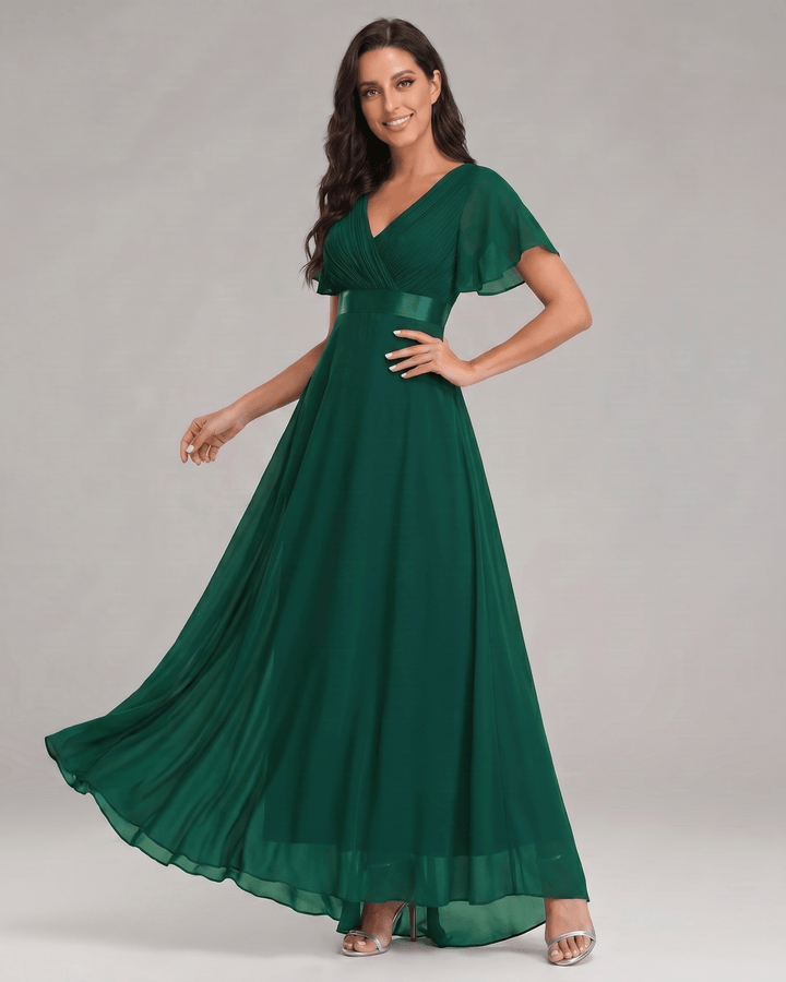 Vestido para boda estilo maxi, elegante, con escote V y caída fluida.