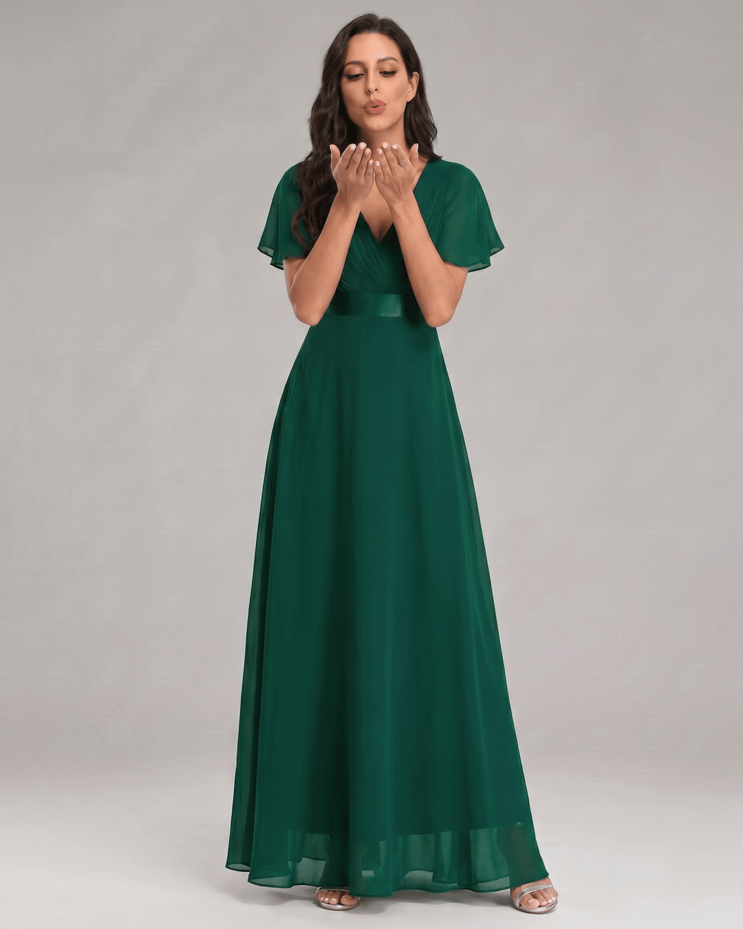 Vestido de fiesta maxi con escote V y corte en A, sofisticado.