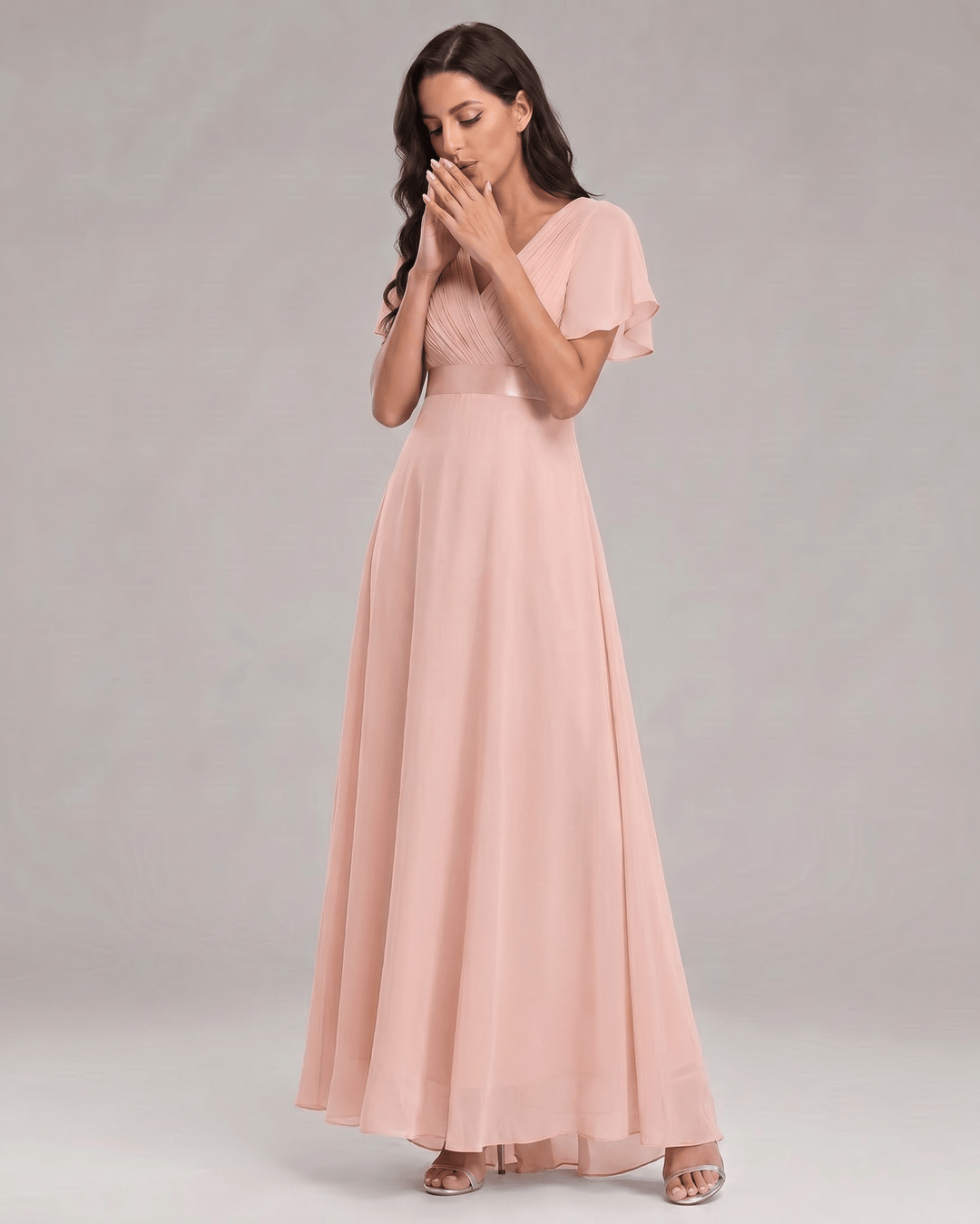 Maxi vestido con escote V, estilo fluido, ideal para cóctel y verano.