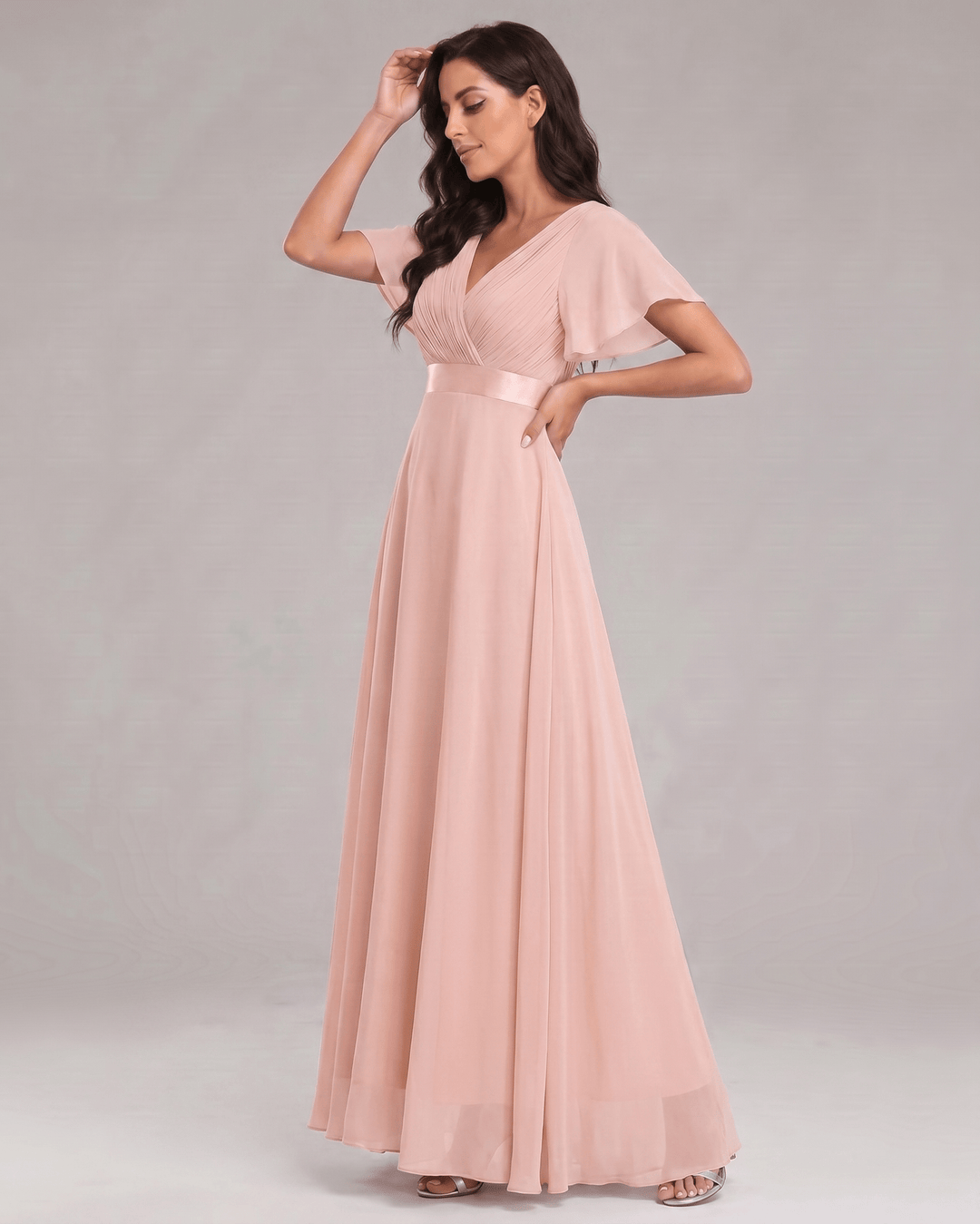Vestido sofisticado maxi, escote V, ideal para fiesta o evento formal.