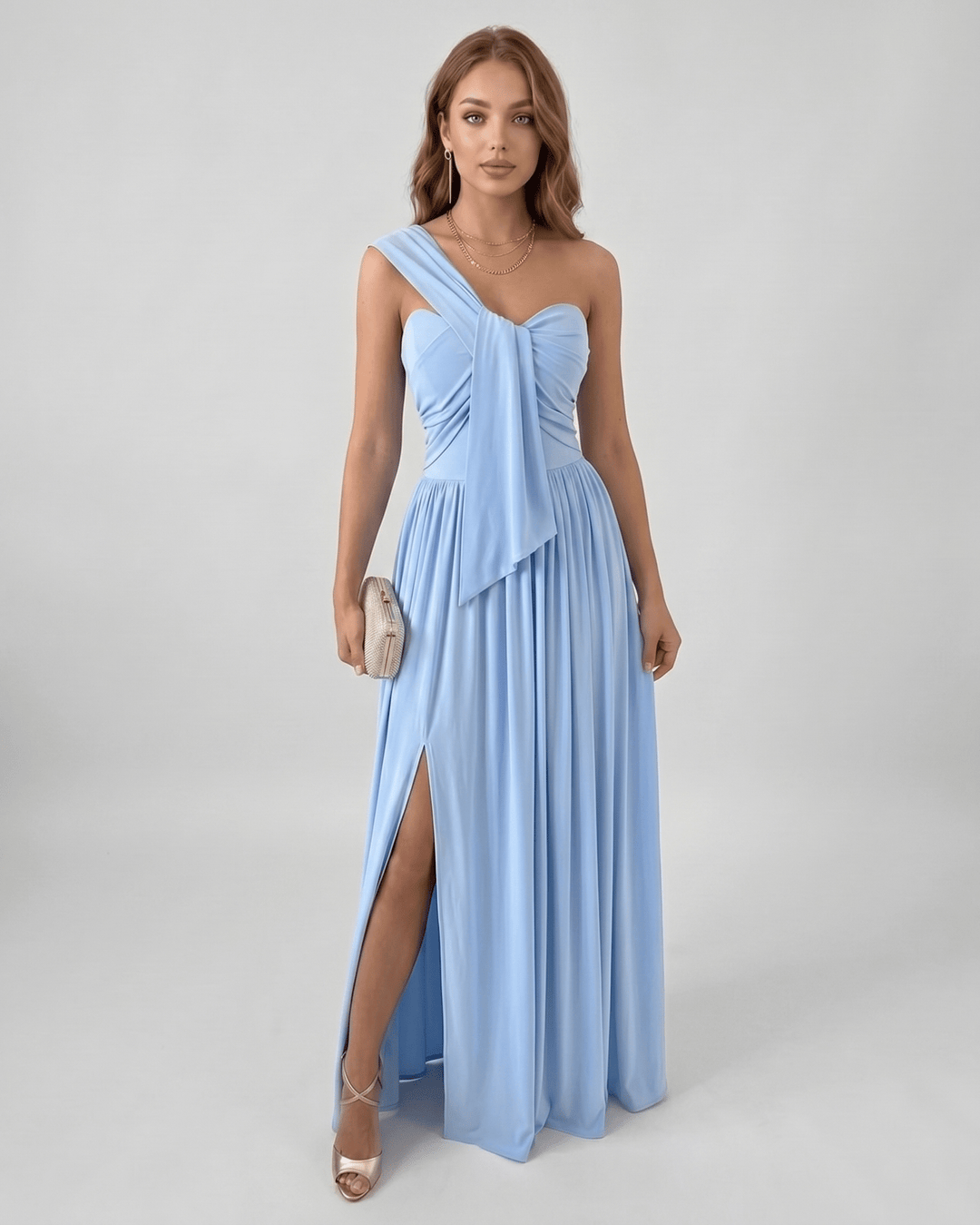 Vista frontal de vestido de fiesta asimétrico de un hombro, estilo fluido para mujer.