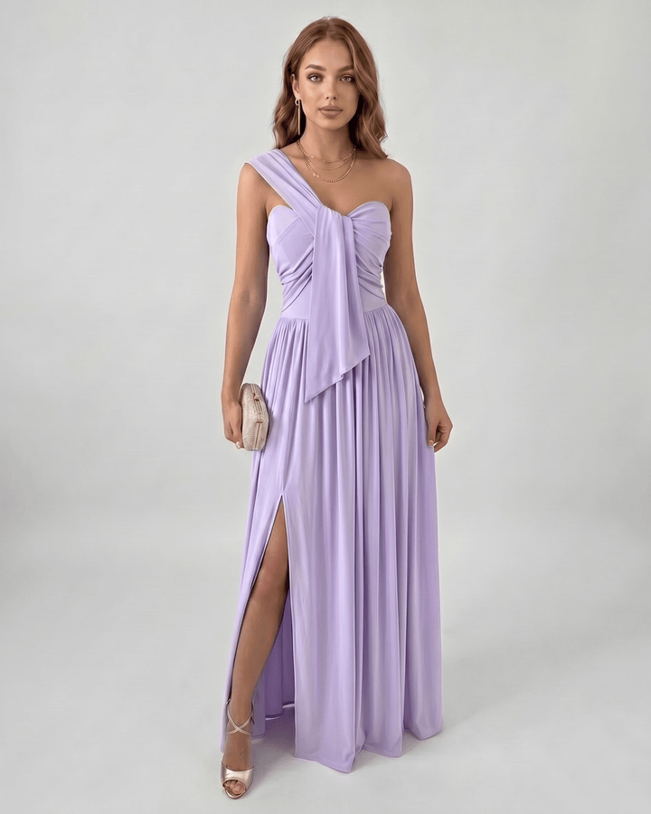 Vista lateral de vestido maxi de un hombro, elegancia fluida para ocasiones de noche.