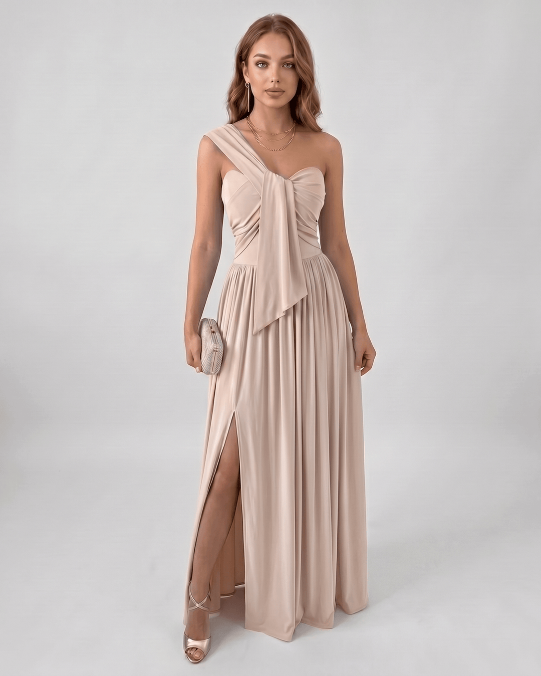 Moda mujer: vestido maxi de un hombro, fluido y asimétrico, ideal para eventos elegantes.