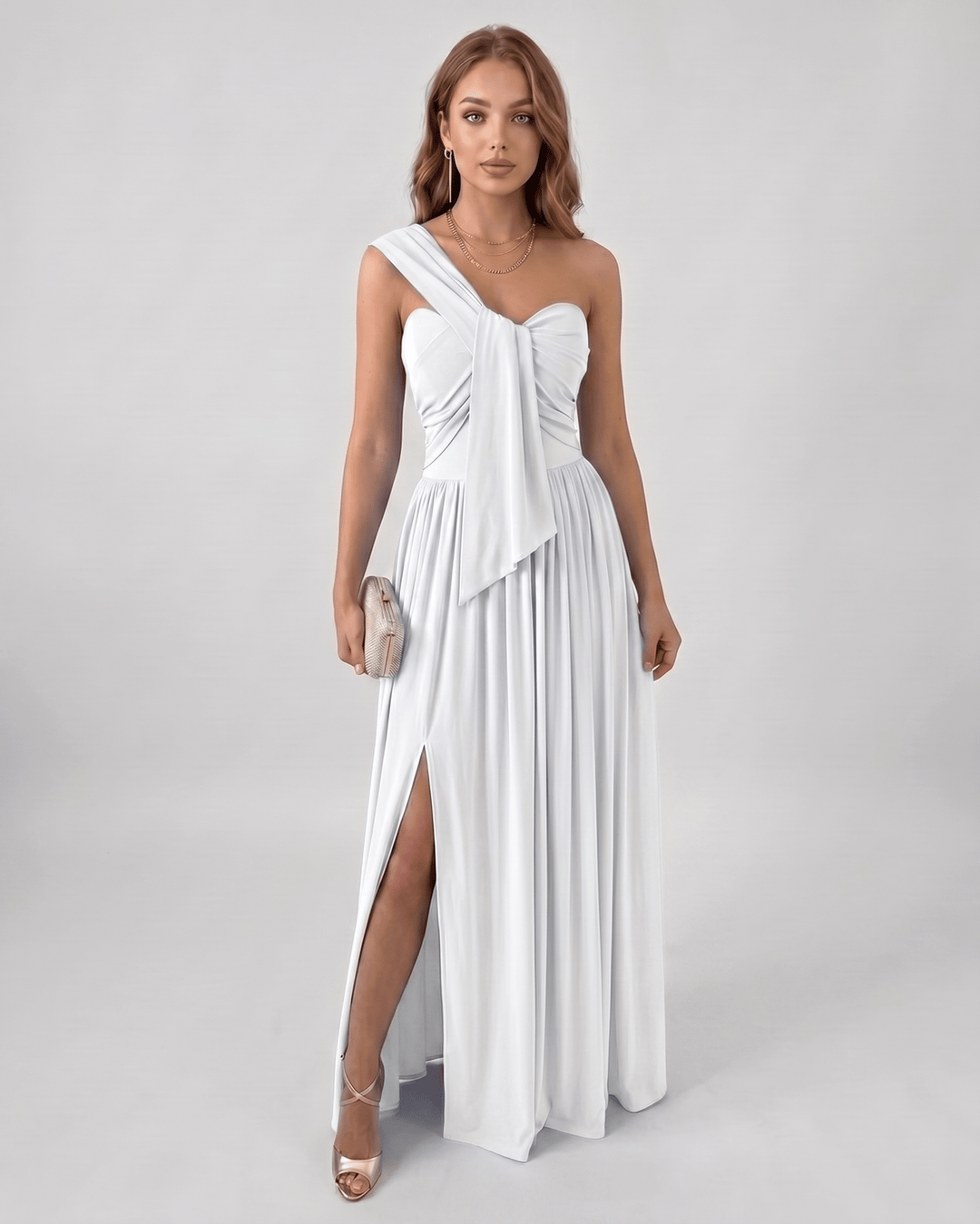 Moda femenina: vestido de un hombro, corte maxi fluido, perfecto para fiesta formal.