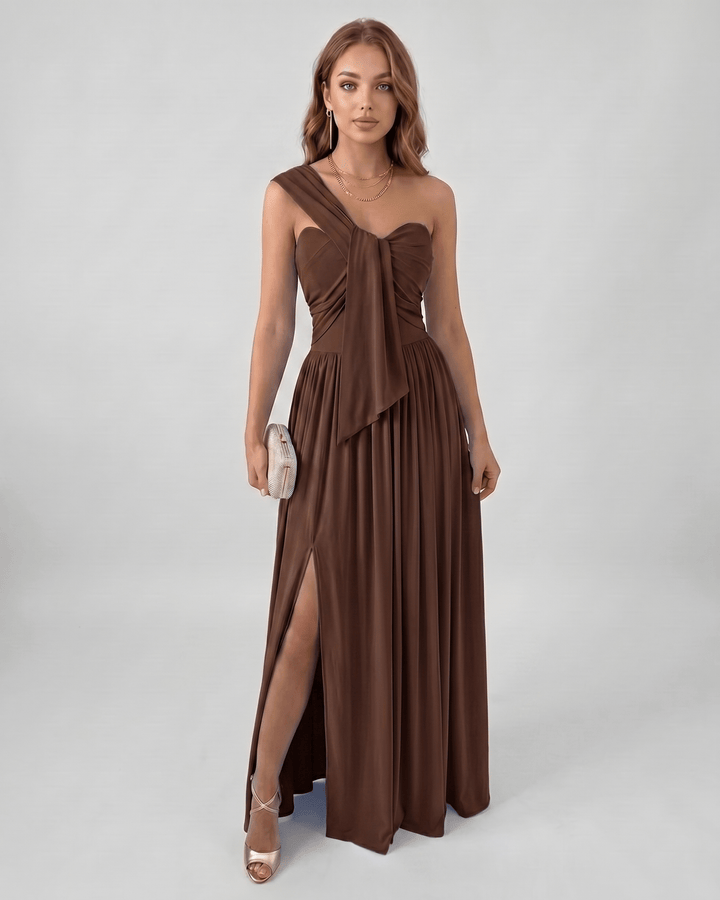 Vista trasera de vestido maxi de un hombro, elegancia fluida para fiesta o evento formal.