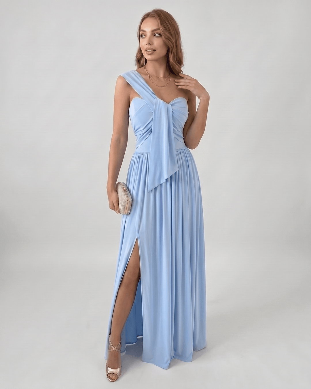 Ropa de fiesta: vestido cóctel maxi de un hombro, corte fluido y sofisticado.