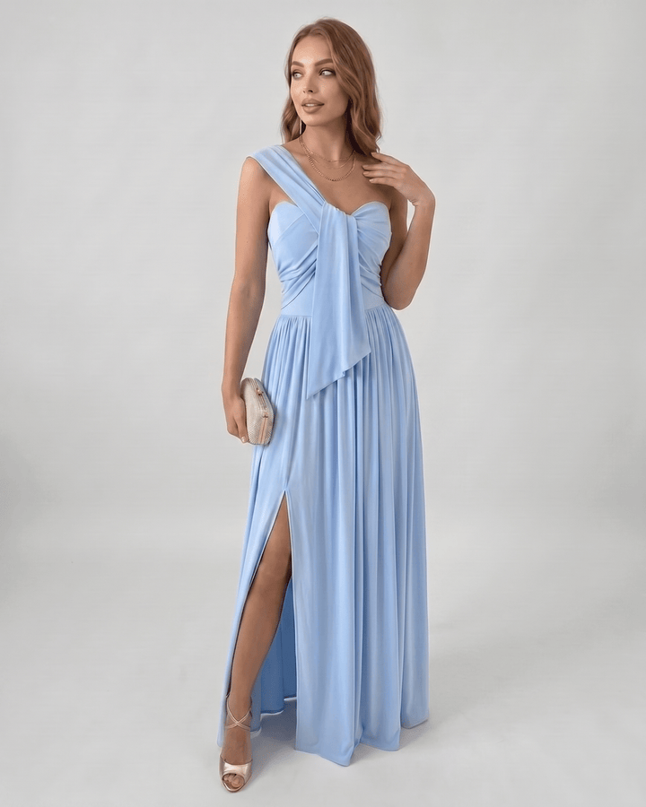 Ropa de fiesta: vestido cóctel maxi de un hombro, corte fluido y sofisticado.