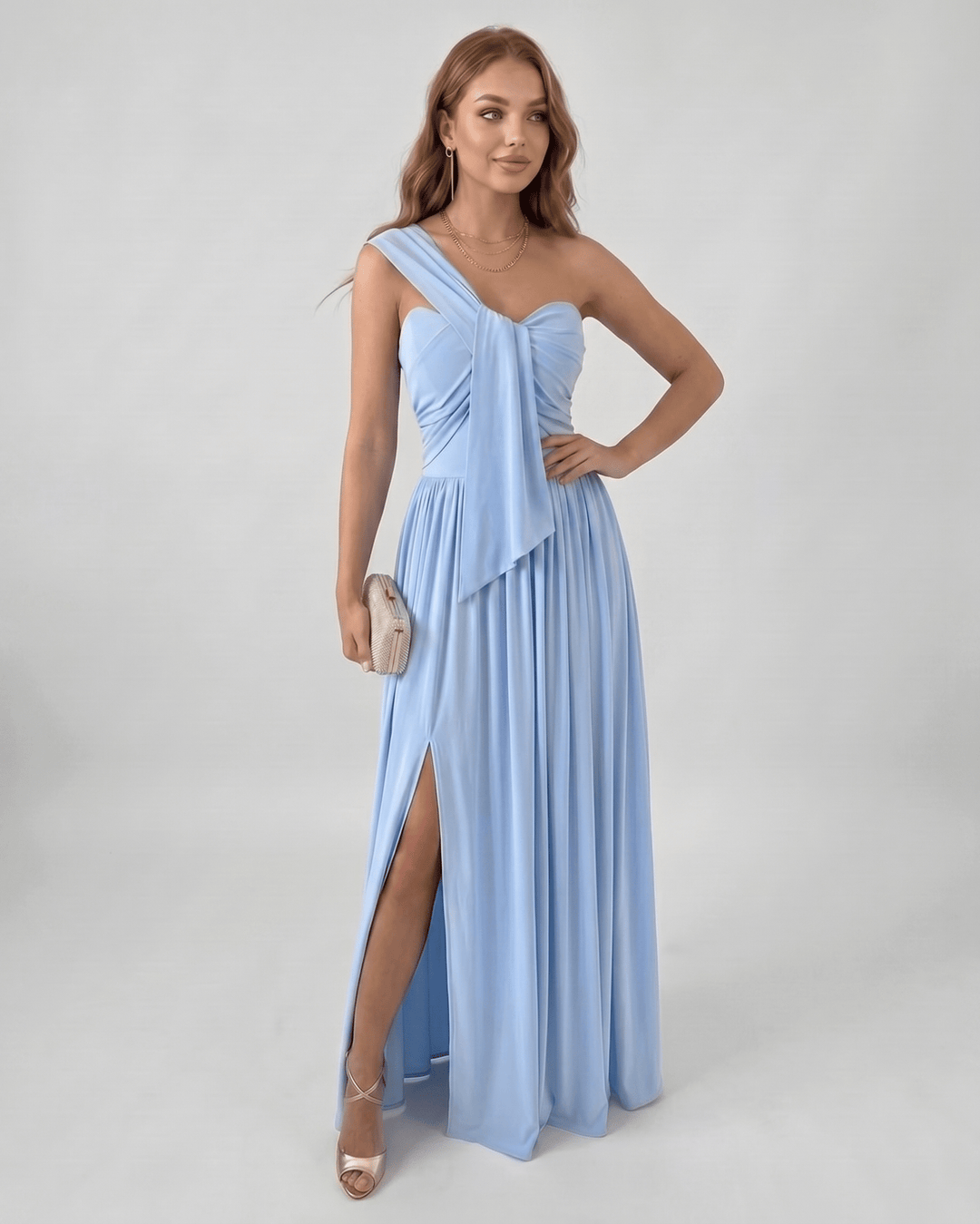 Vestido de mujer asimétrico de un hombro, con caída fluida, ideal para fiesta formal.