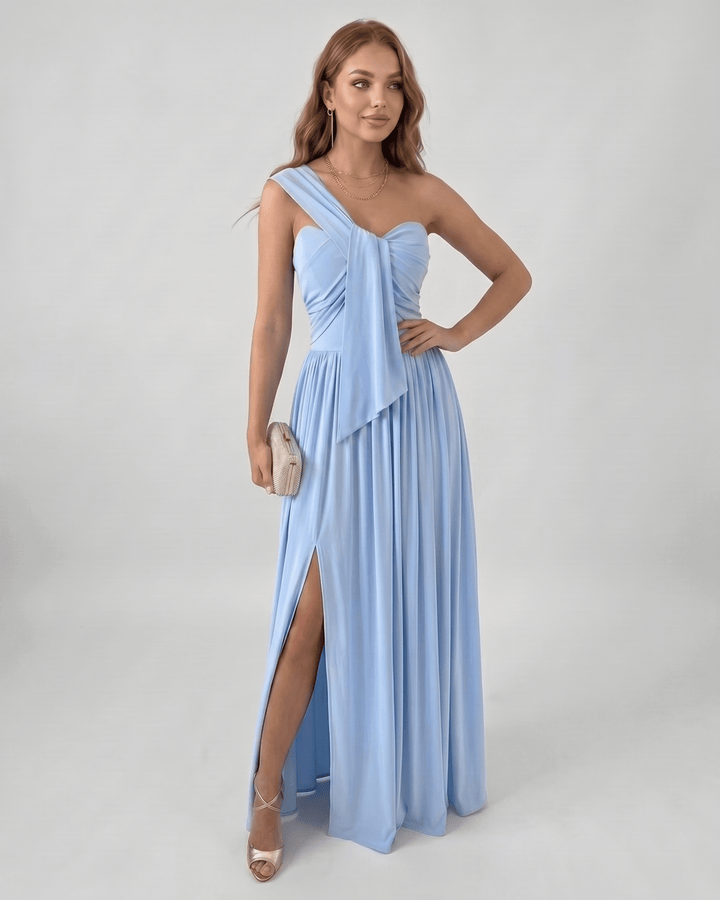 Vestido de mujer asimétrico de un hombro, con caída fluida, ideal para fiesta formal.