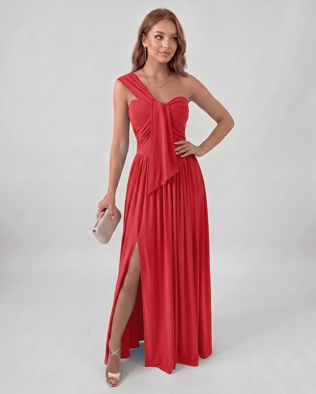 Mujer luciendo vestido maxi de un hombro, corte fluido, perfecto para eventos formales.