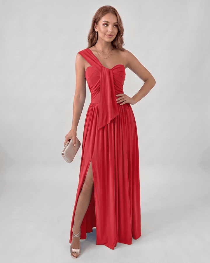 Mujer luciendo vestido maxi de un hombro, corte fluido, perfecto para eventos formales.