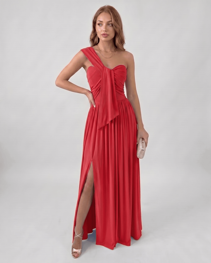 Detalle de vestido de noche asimétrico con un hombro, elegancia moderna para mujer.