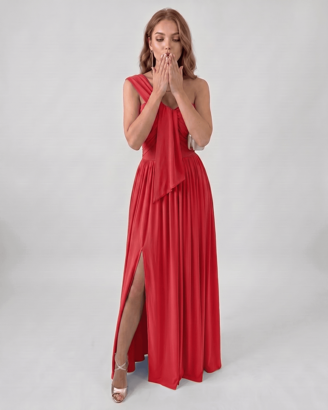 Vestido formal de un hombro, diseño asimétrico y caída fluida, moda femenina.