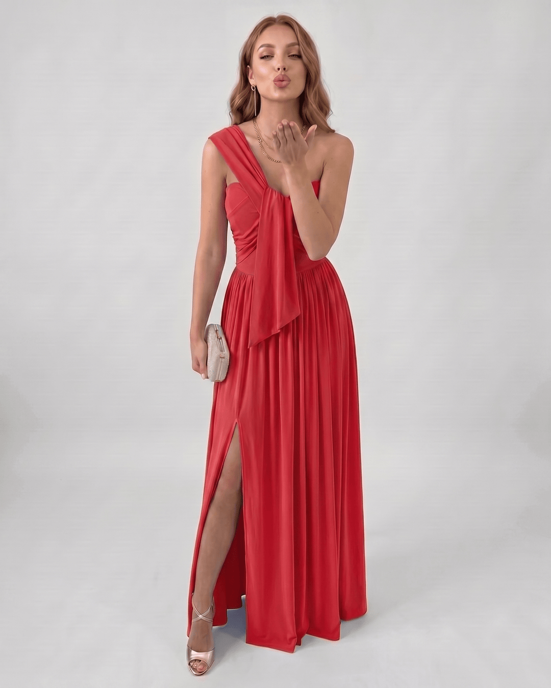 Elegante vestido maxi de mujer con un solo hombro, ideal para ocasiones especiales.