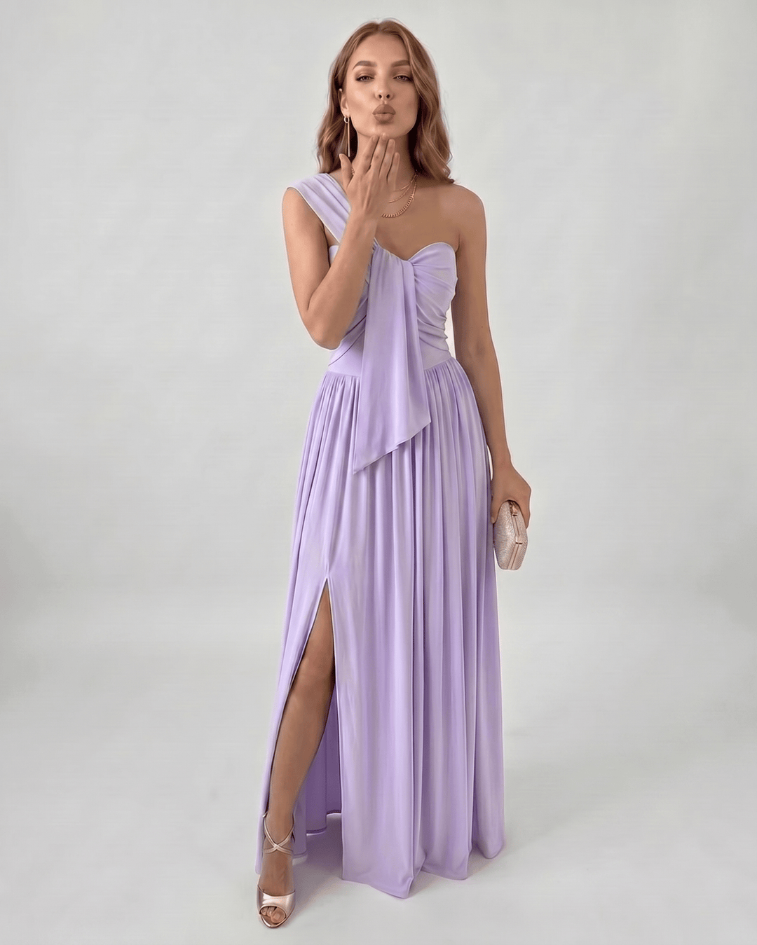 Vestido de fiesta largo, con un hombro, corte fluido, ideal para un cóctel elegante.