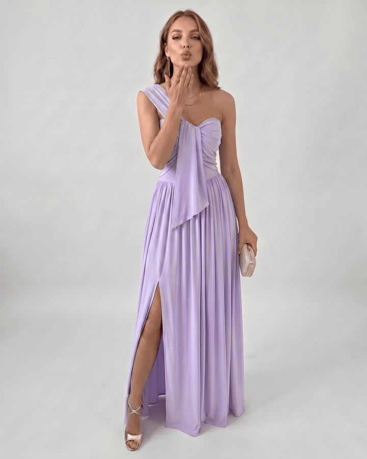 Vestido de fiesta largo, con un hombro, corte fluido, ideal para un cóctel elegante.