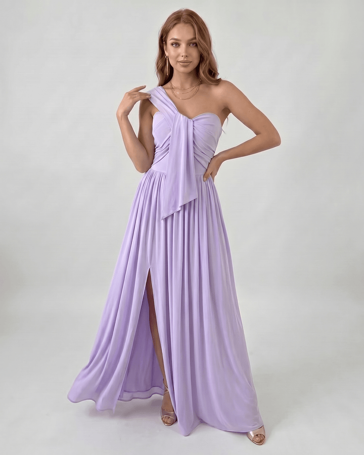 Vestido cóctel de un hombro, elegante y asimétrico, moda femenina para eventos especiales.