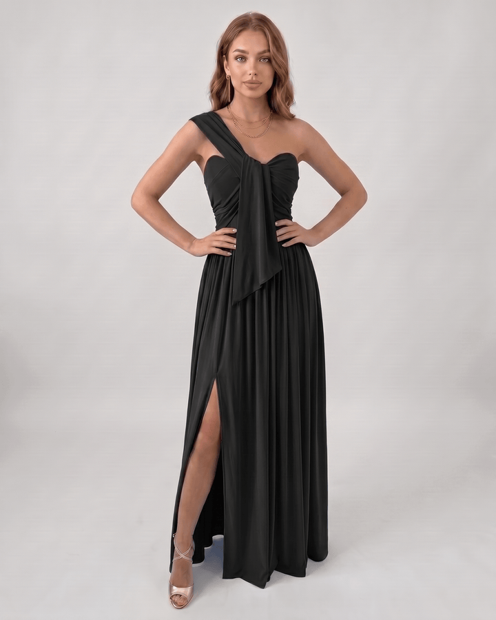 Mujer vistiendo vestido maxi asimétrico de un hombro, elegancia y movimiento fluido.