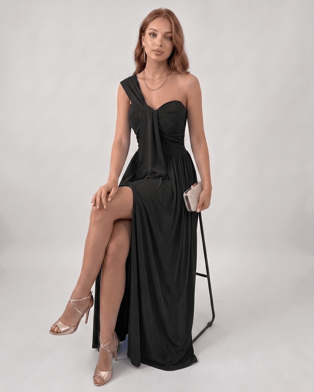 Vestido formal de noche, maxi, con un hombro, elegancia sofisticada y fluida.