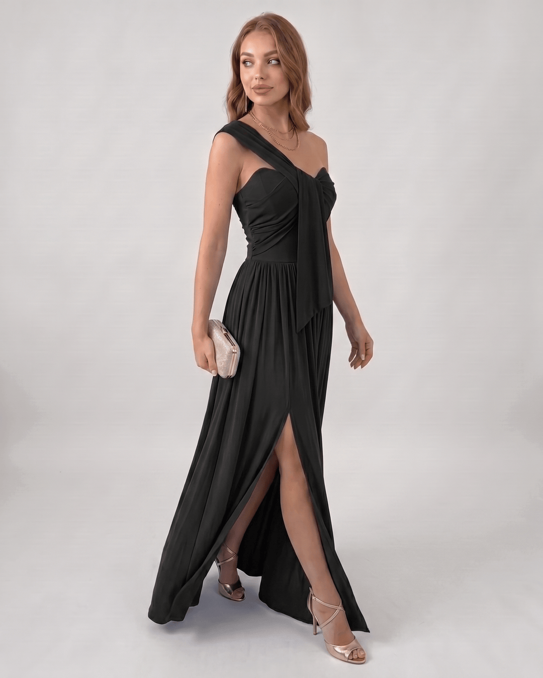 Vestido de fiesta, diseño asimétrico de un hombro, corte fluido, moda femenina moderna.
