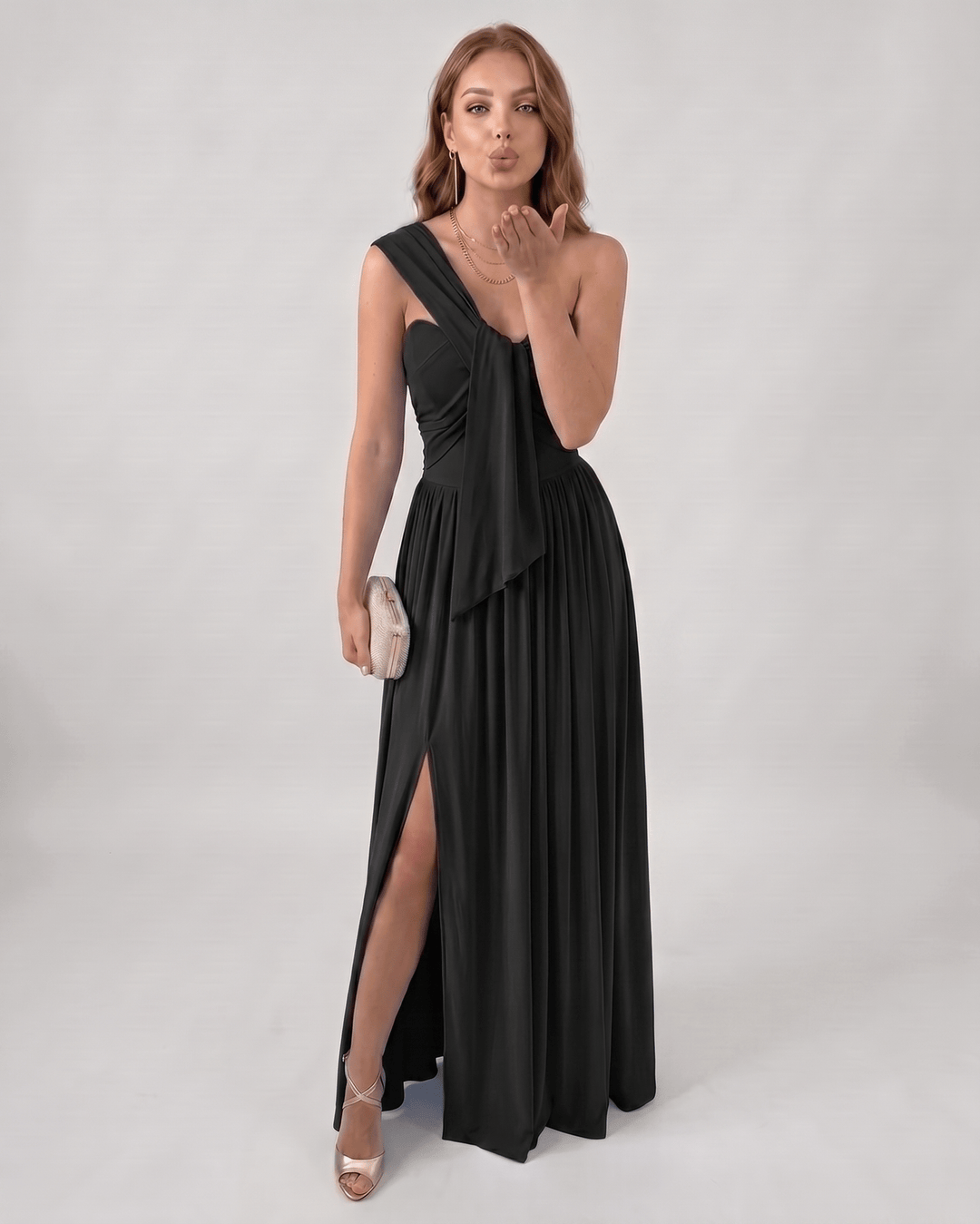 Elegancia asimétrica: vestido maxi de mujer con un hombro, ideal para cóctel formal.