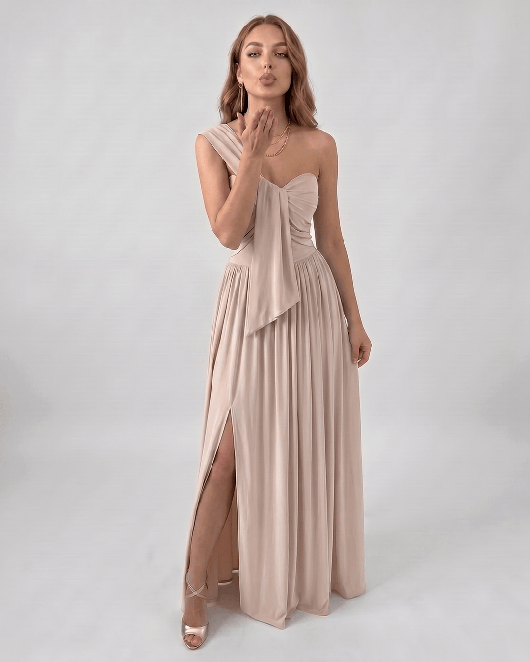 Vestido maxi fluido de un hombro, ideal para noche, estilo elegante y asimétrico.