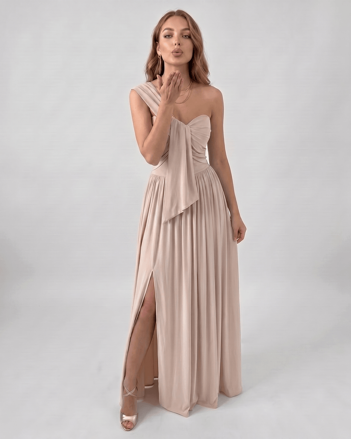 Vestido maxi fluido de un hombro, ideal para noche, estilo elegante y asimétrico.