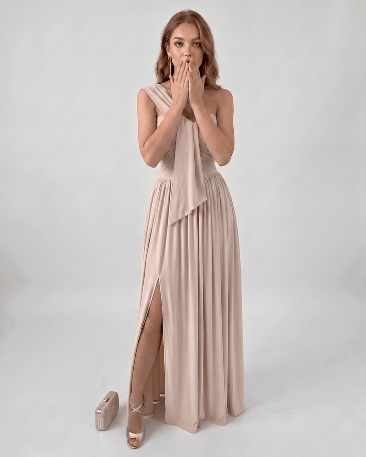 Vestido de mujer asimétrico de un hombro, con caída fluida, perfecto para fiesta.