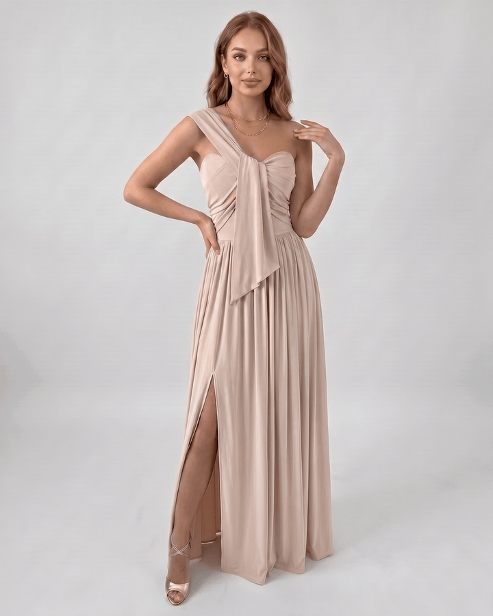 Detalle del hombro único en vestido maxi de fiesta, elegancia fluida para mujer.