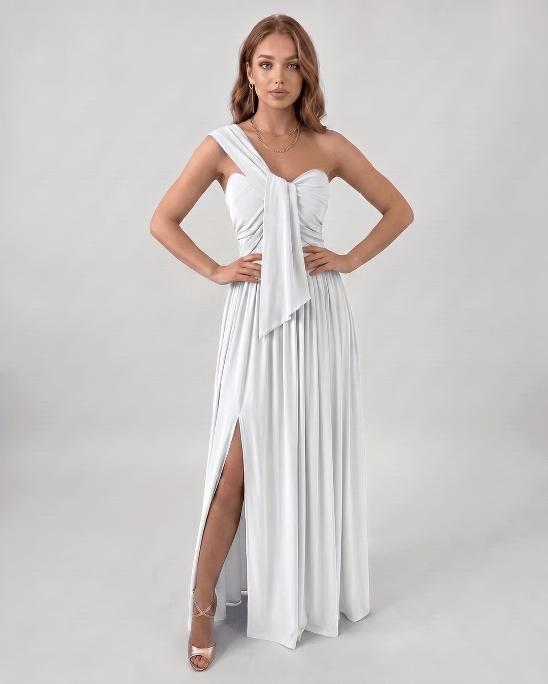 Vestido de mujer asimétrico de un hombro, elegancia fluida, ideal para noche de cóctel.