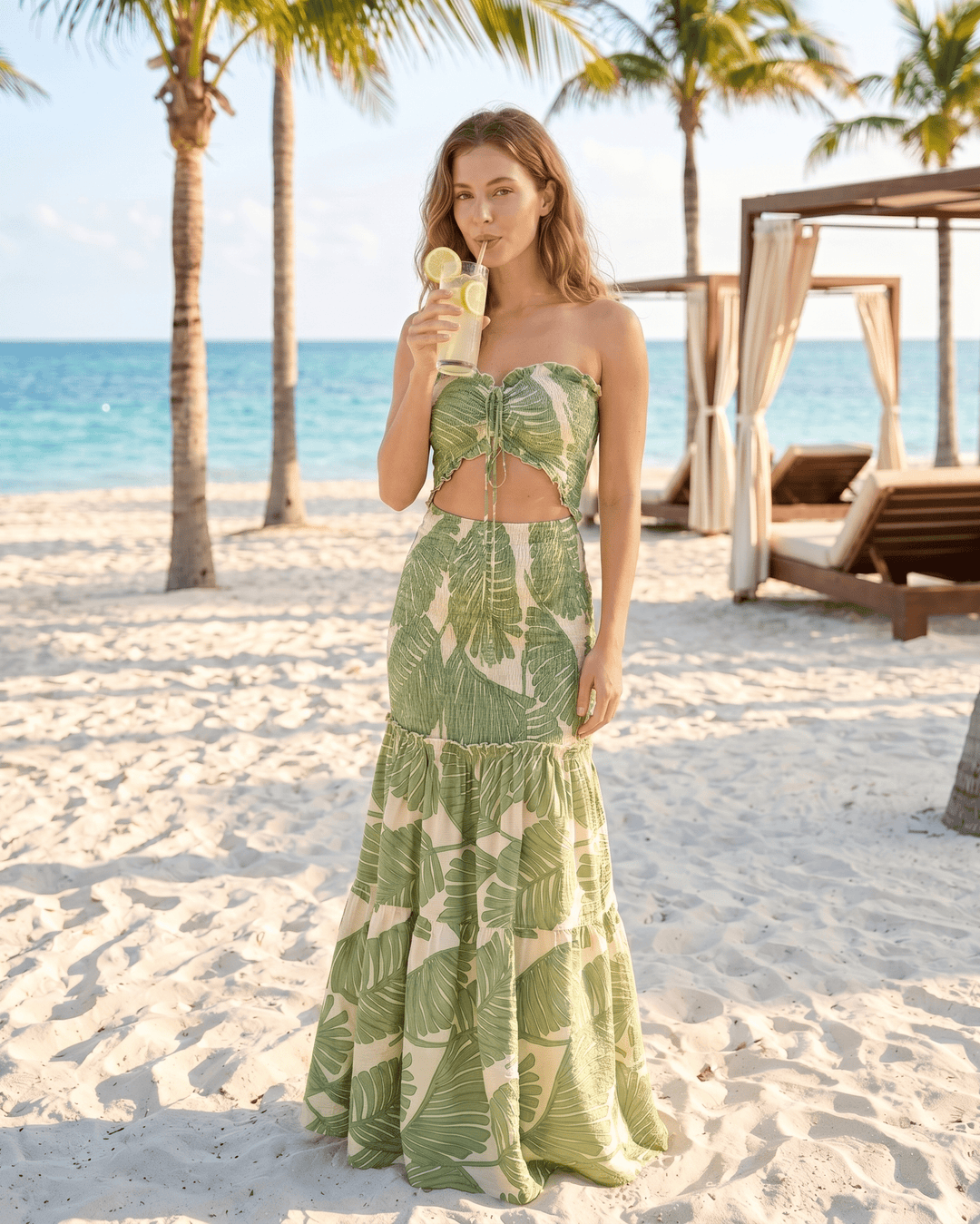 Mujer luciendo vestido maxi tropical sin tirantes, estilo resort, perfecto para moda playa.