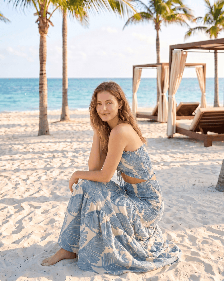 Mujer caminando con vestido maxi tropical sin tirantes, ropa veraniega cómoda y con estilo.