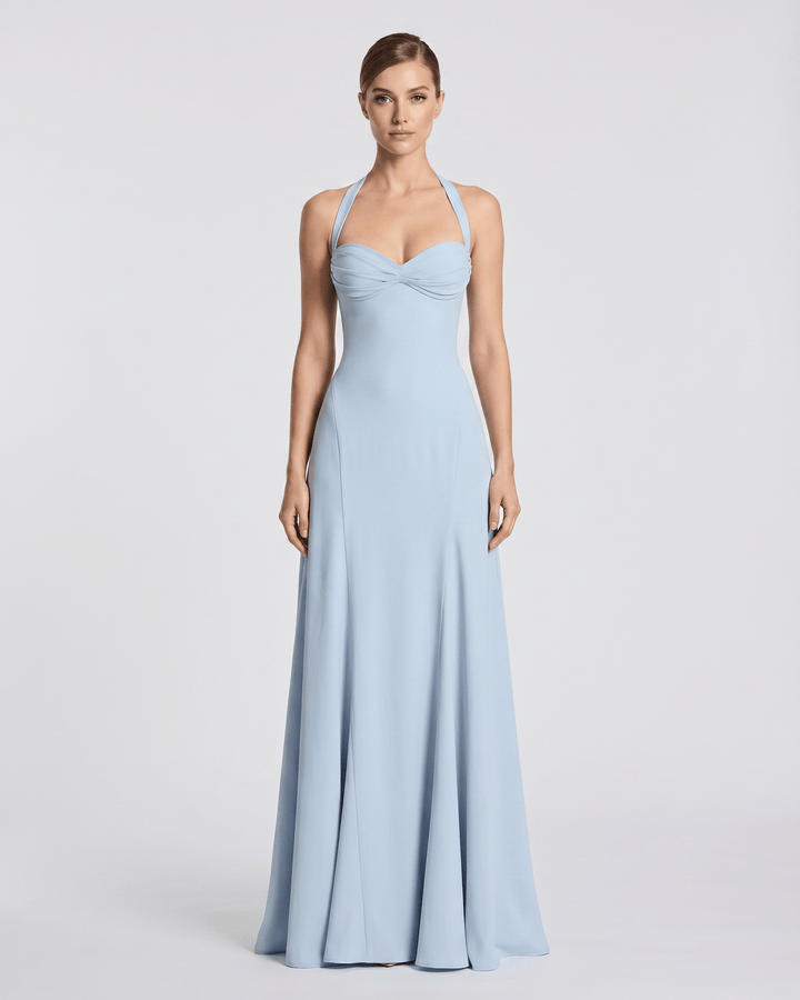 Vestido maxi elegante para mujer con escote corazón y tirantes halter, ideal para fiesta.