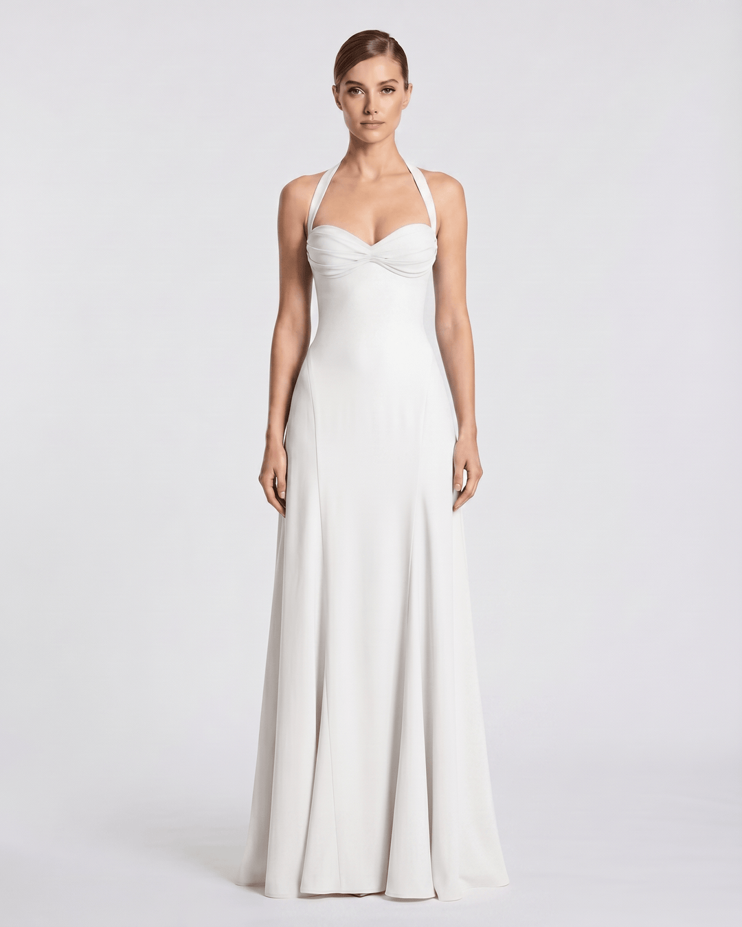 Vestido maxi de moda para mujer, escote corazón y tirantes halter, ideal para ocasiones especiales.