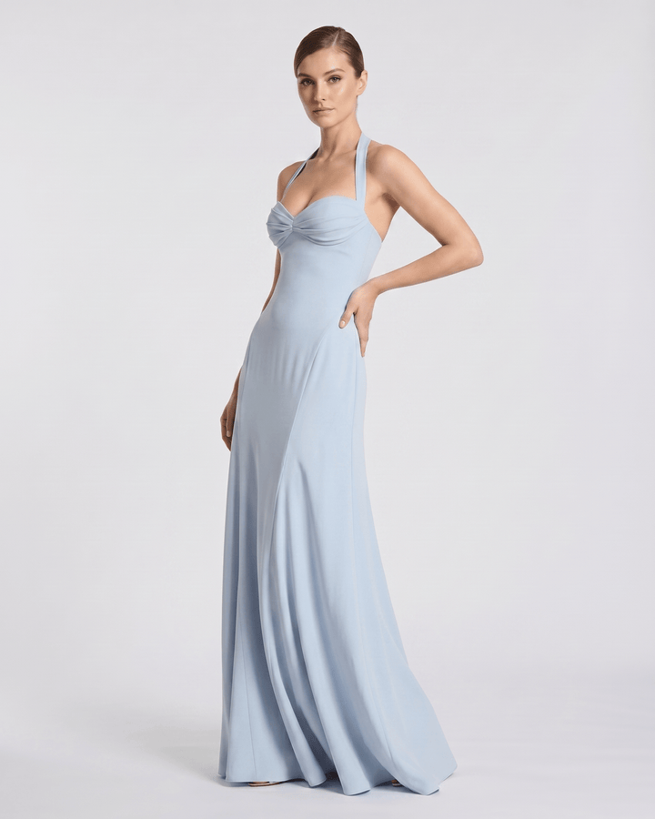 Vestido maxi fluido de mujer, escote corazón y tirantes halter, ideal para ocasiones especiales.