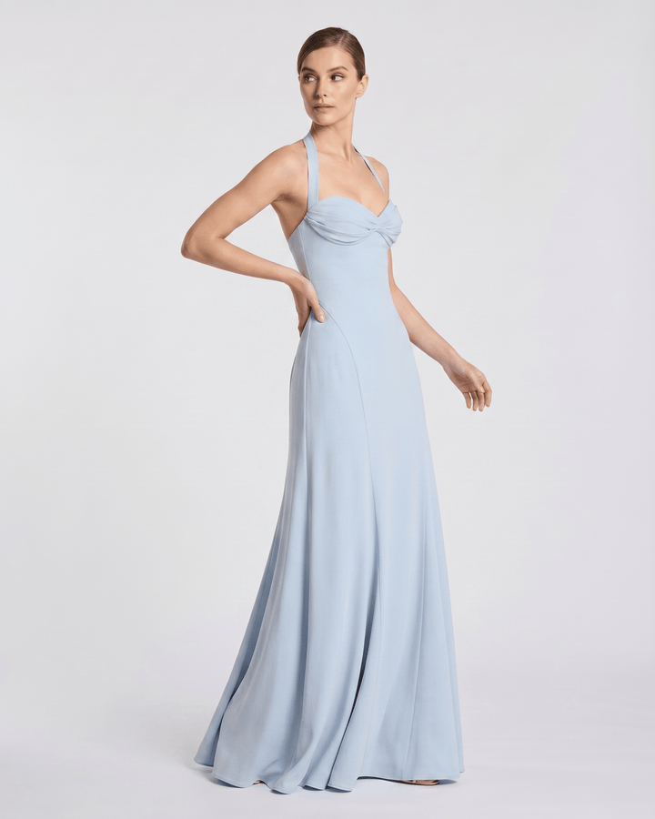Maxi vestido elegante con escote corazón y tirantes halter, ideal para fiesta de mujer.
